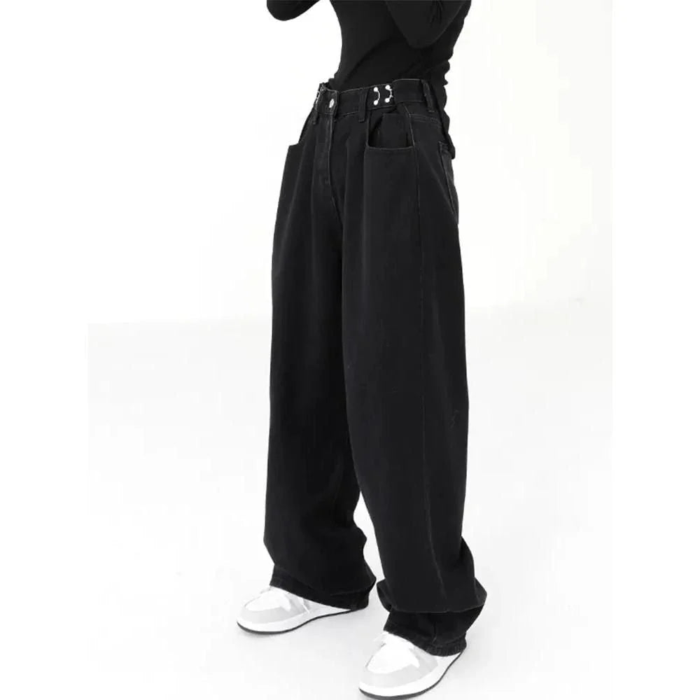 Stylish high-waist black jeans with vintage-inspired details for a timeless, elegant look.