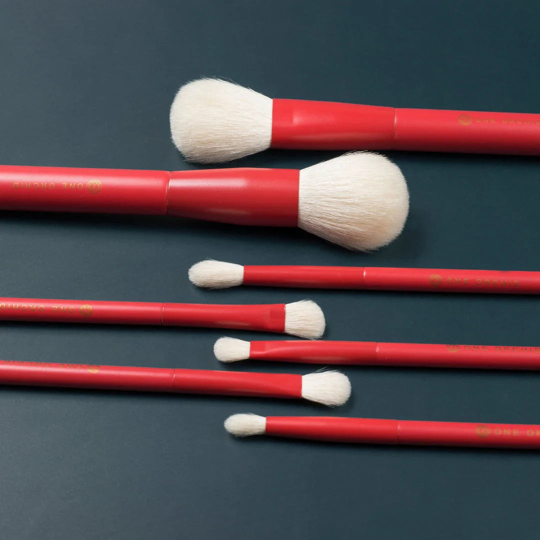 Elegant 7-Piece Red Makeup Brush Set with Soft Goat Hair Bristles for Flawless Powder, Eye Shadow, and Blush Application