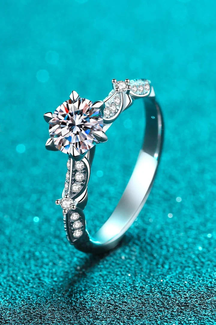 GiftHome UK Elegant Sterling Silver Moissanite 6-Prong Ring