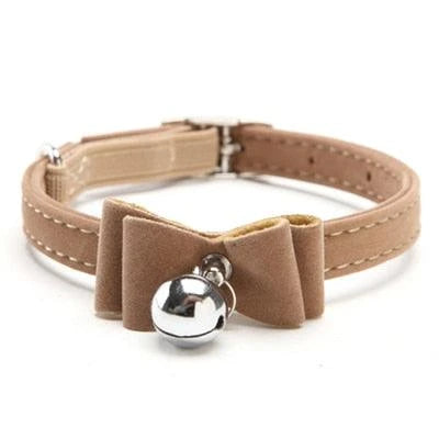 Elastic cat collar with bell in brown velvet material, providing a cosy and stylish accessory for your feline friend