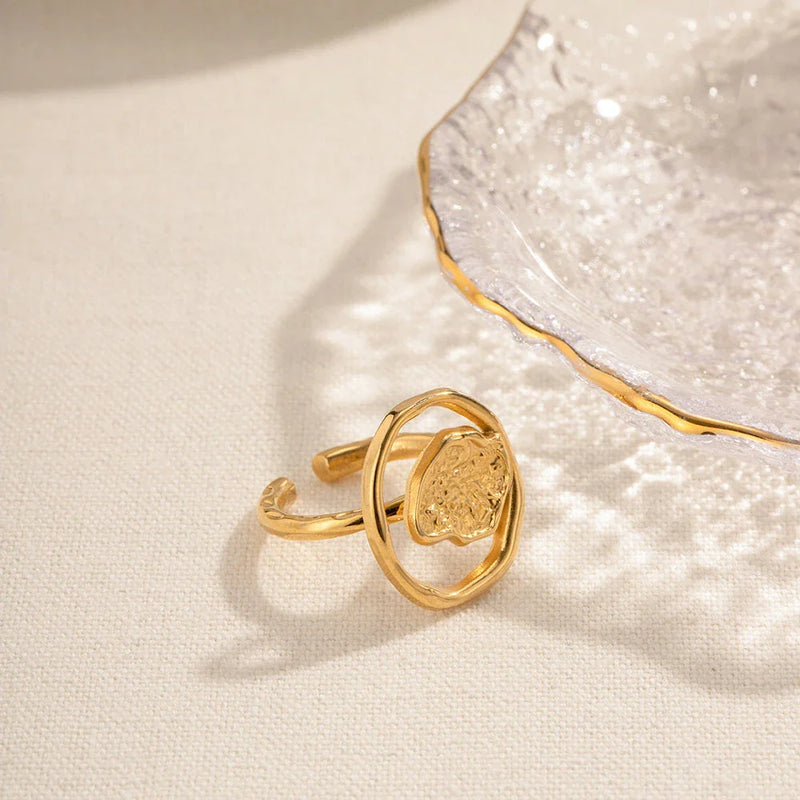 GiftHome UK Elegant 18K Gold-Plated Stainless Steel Ring with Vintage Charm