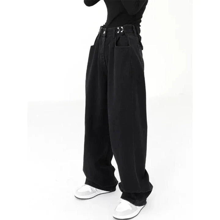 Stylish high-waist black jeans with vintage-inspired details for a timeless, elegant look.