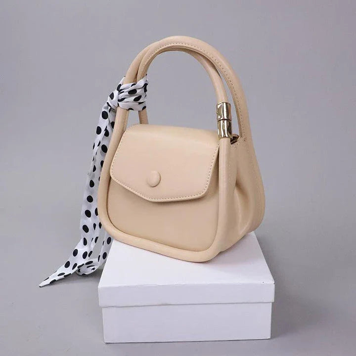 Personalized shoulder bag in diagonal design, made with premium PU leather and featuring a roomy interior with dedicated phone pocket.