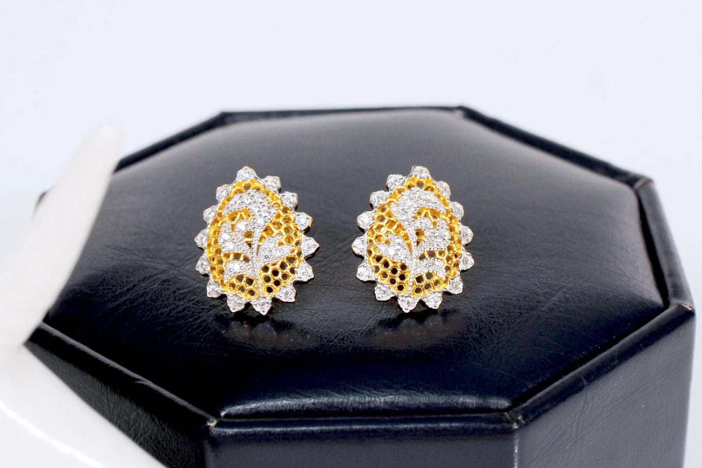 Pair of 925 silver gold-plated earrings with a honeycomb vine design, a captivating accessory that combines classic elegance and modern style.