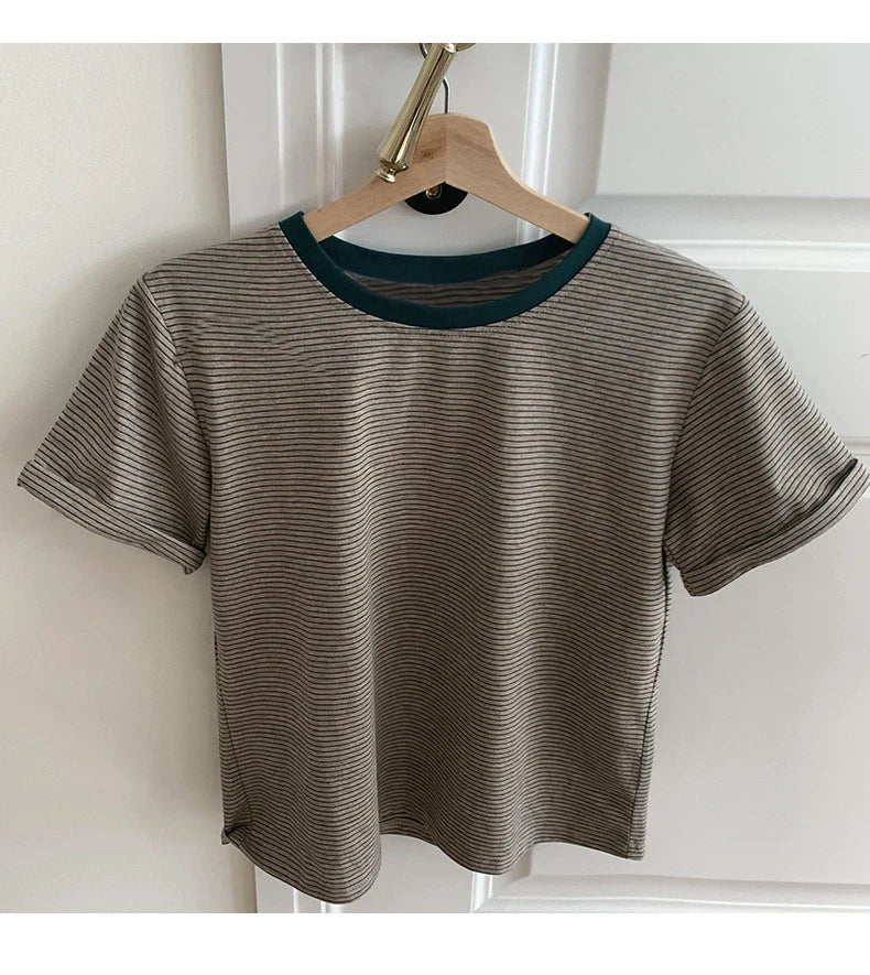 A cosy brown pullover with a turtleneck, featuring a stylish striped pattern for effortless autumn and winter style.