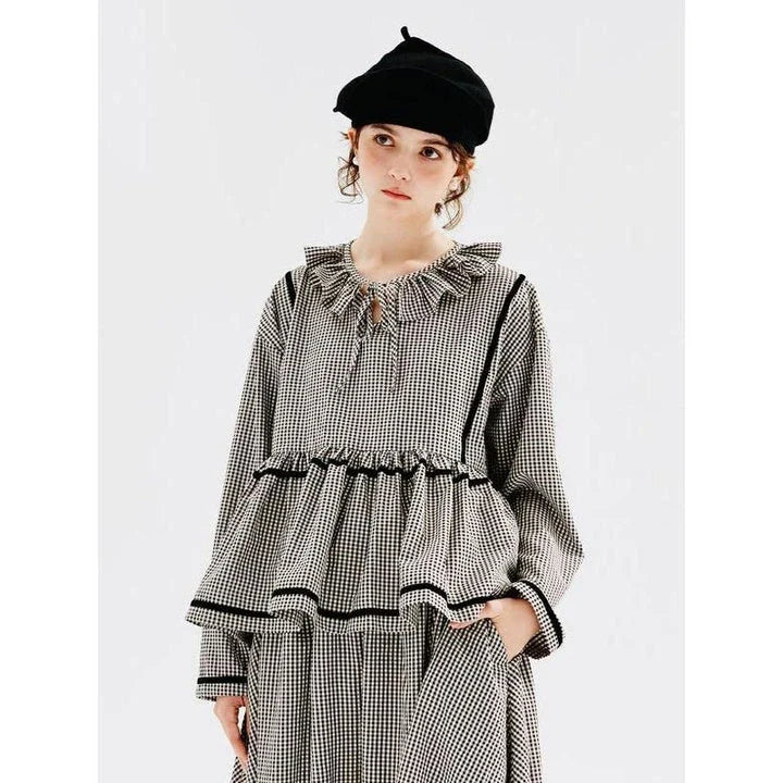 A black and white checkered long-sleeved shirt with a charming doll collar, perfect for autumn and winter fashion.