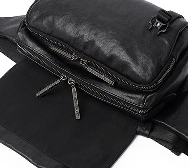A stylish vegetable-tanned leather messenger bag for men, featuring a retro-inspired design and ample storage space.