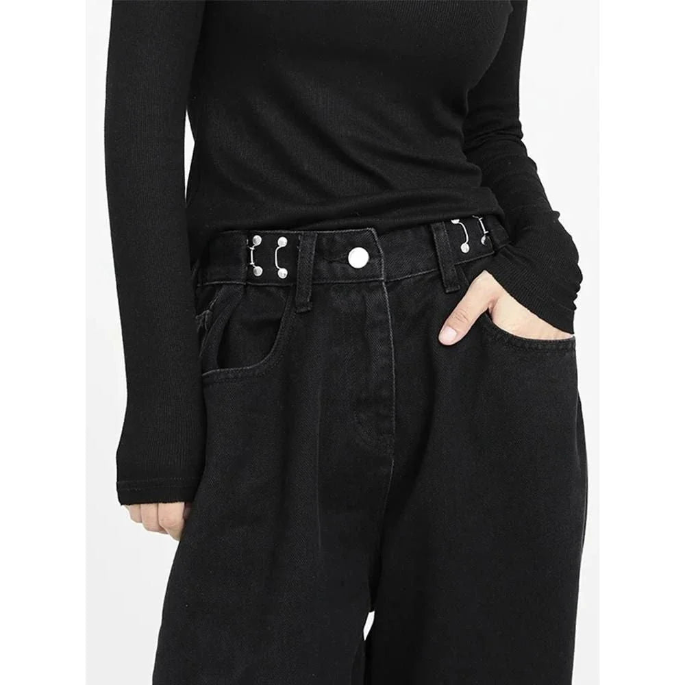 Stylish high-waist black jeans with vintage-inspired details for a timeless, elegant look.