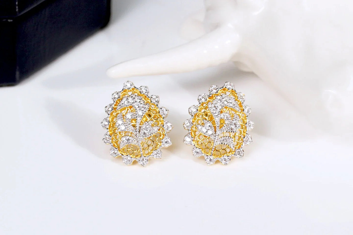 Pair of 925 silver gold-plated earrings with a honeycomb vine design, a captivating accessory that combines classic elegance and modern style.