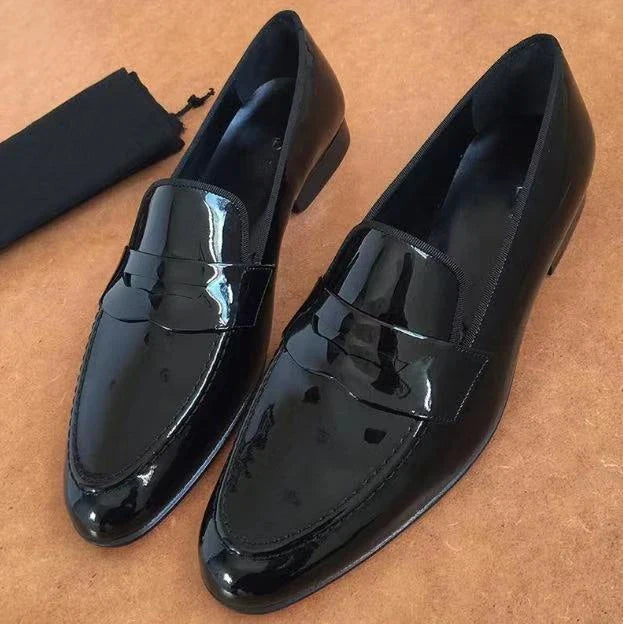 Sophisticated men's patent leather formal shoes with a sleek, glossy design and comfortable rubber sole
