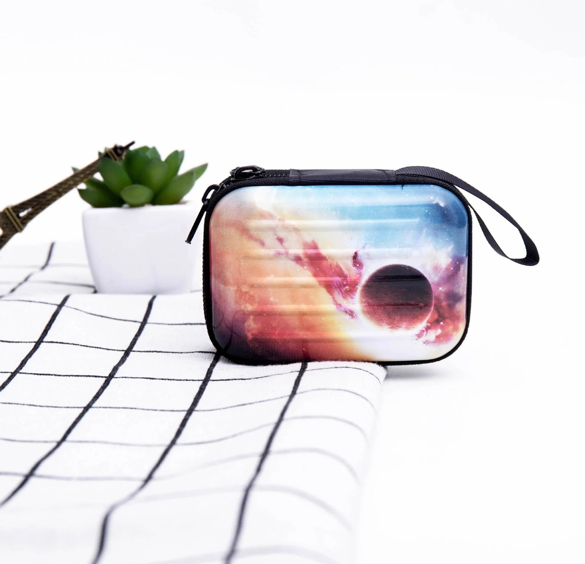 Tinplate coin purse with anime-inspired cartoon graphics, available in various stylish designs