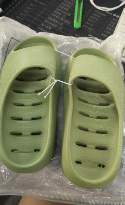Thick-soled EVA slippers in various colours with non-slip sole and water leakage design