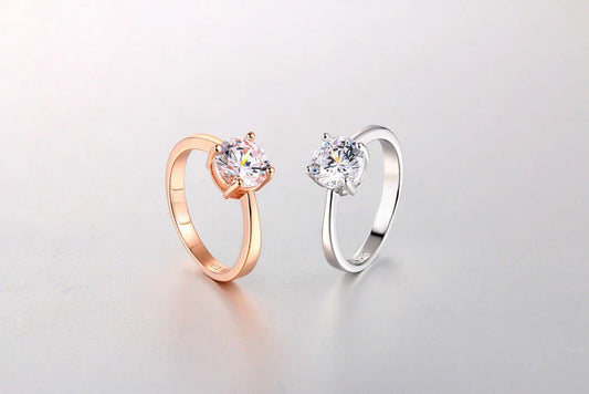 Elegant rose gold and zircon ring with a geometric design and sparkling zircon stones