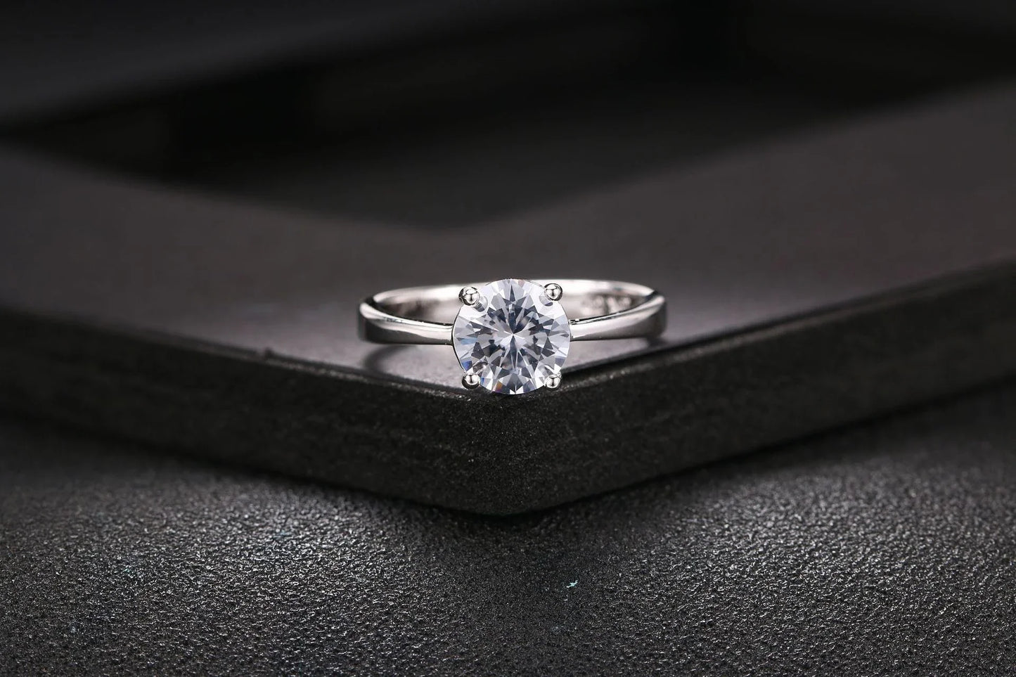 Elegant rose gold and zircon ring with a geometric design and sparkling zircon stones