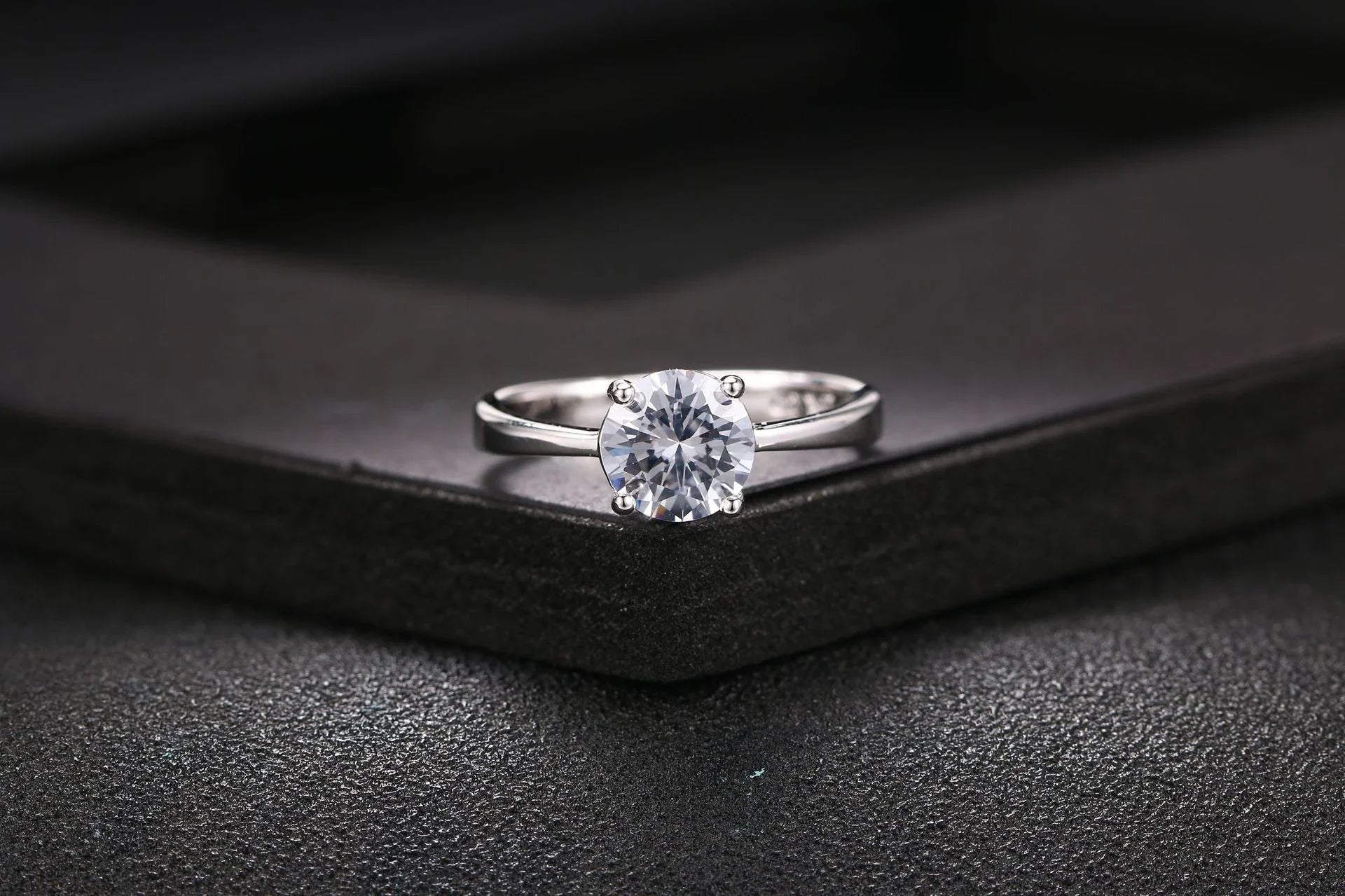 Elegant rose gold and zircon ring with a geometric design and sparkling zircon stones
