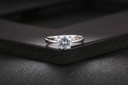Elegant rose gold and zircon ring with a geometric design and sparkling zircon stones