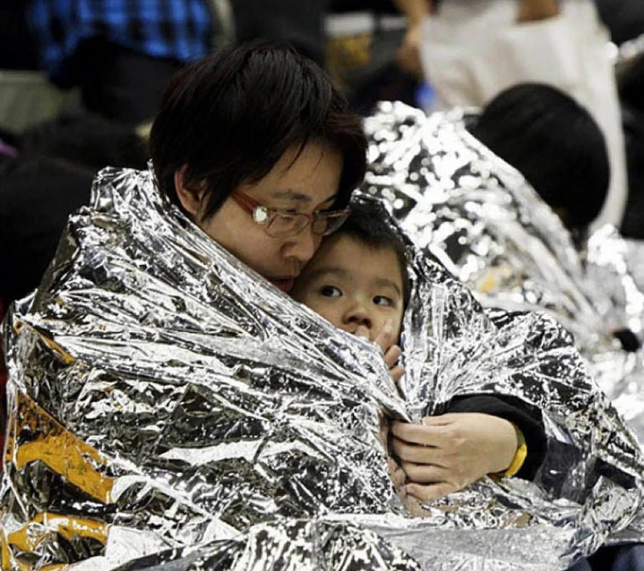 Silver aluminised emergency blanket for outdoor survival and hypothermia prevention