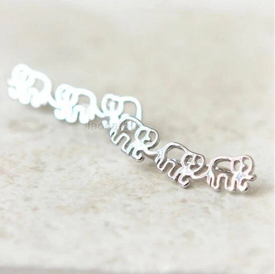 Elegant daisy stud earrings in golden and silvery colours, a timeless floral accessory for women