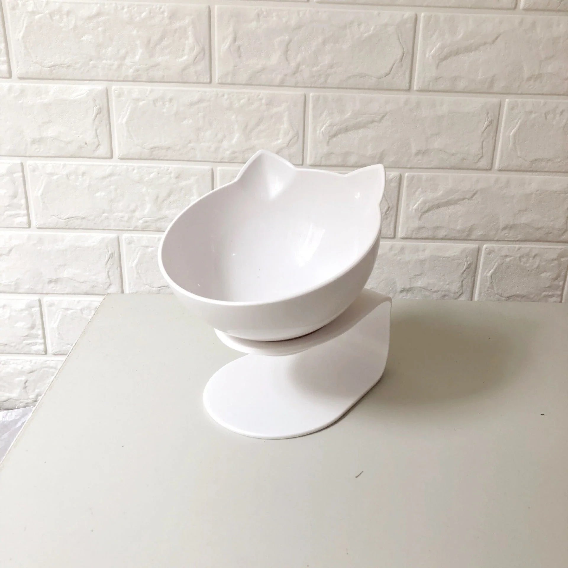 Inclined transparent cat food bowl with a gently sloped base and ergonomic design for whisker-friendly dining