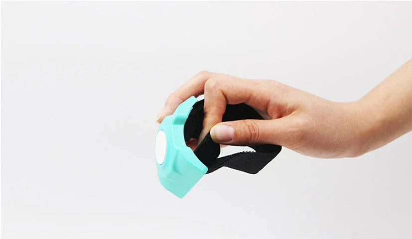 Premium magnetic water bottle holder made of durable silicone, compatible with a wide range of bottle sizes up to 400mL.