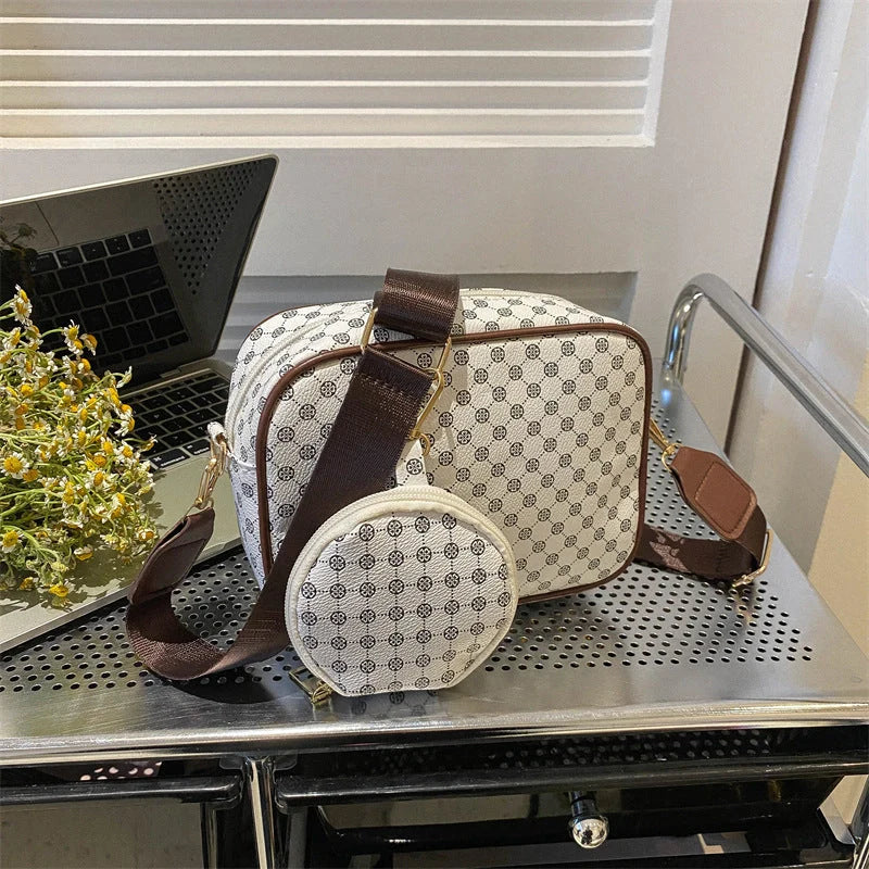 Trendy women's crossbody pouch in plaid design with shoulder strap