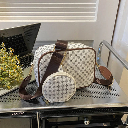 Trendy women's crossbody pouch in plaid design with shoulder strap
