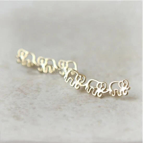 Elegant daisy stud earrings in golden and silvery colours, a timeless floral accessory for women