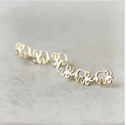 Elegant daisy stud earrings in golden and silvery colours, a timeless floral accessory for women