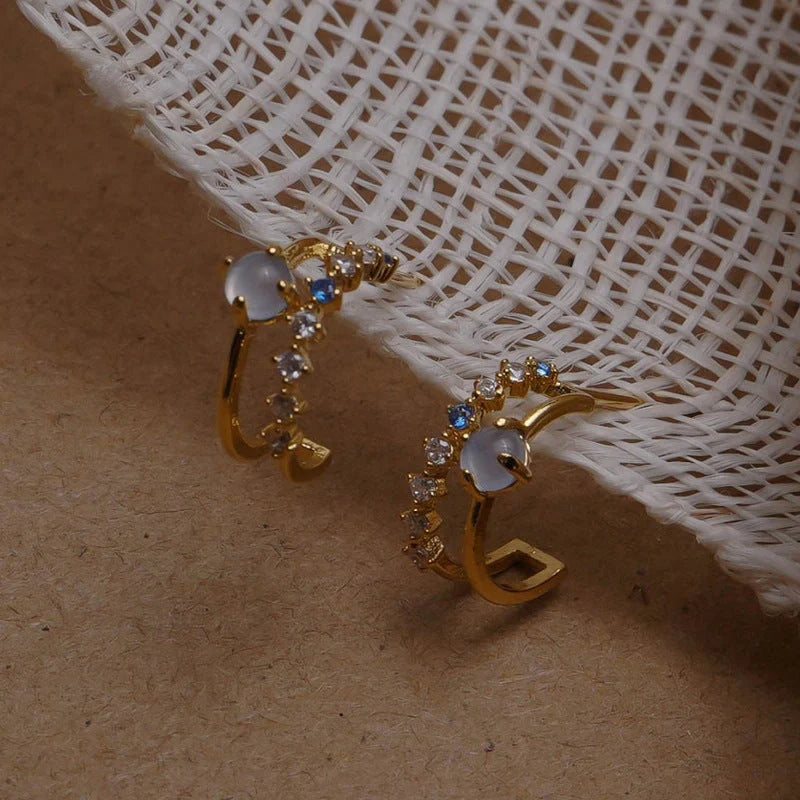 Elegant vintage-style opal earrings with a captivating play of light and a luxurious gold-plated finish