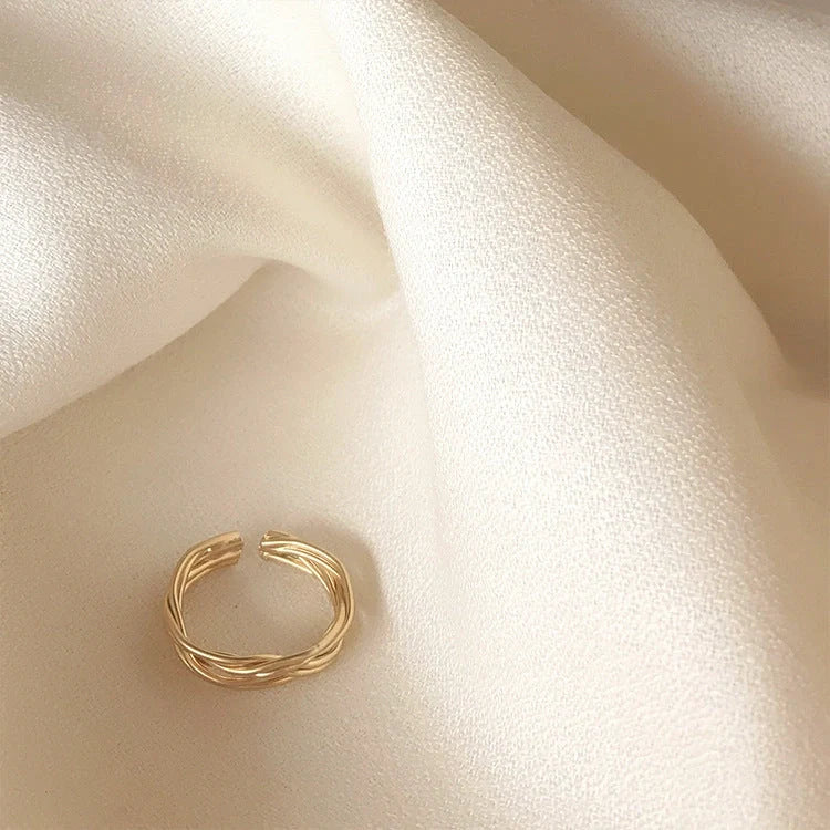 Adjustable twist metal ring with vintage geometric design in gold