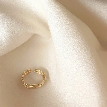 Adjustable twist metal ring with vintage geometric design in gold