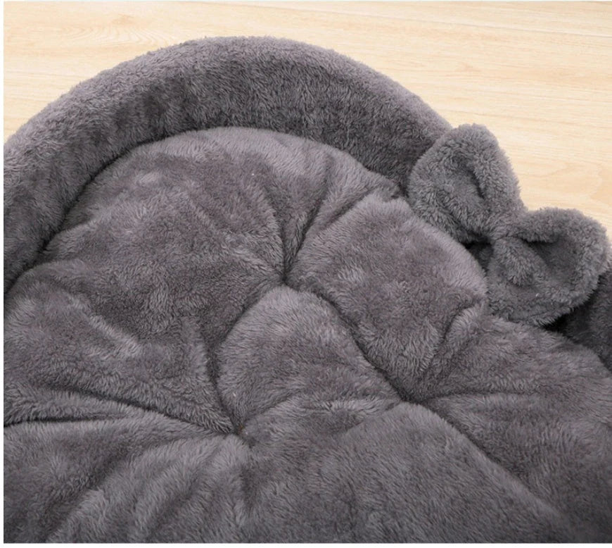 Cozy heart-shaped pet bed made of soft, plush material for comfortable sleep and relaxation for dogs and cats