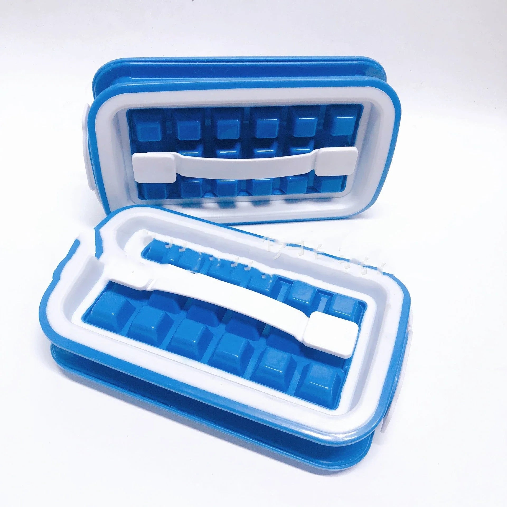 Premium silicone ice cube tray with 36 slow-melting cubes for chilled cocktails and beverages