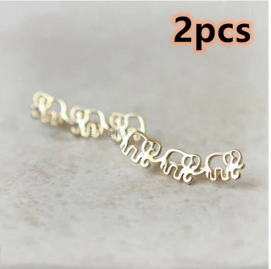 Elegant daisy stud earrings in golden and silvery colours, a timeless floral accessory for women