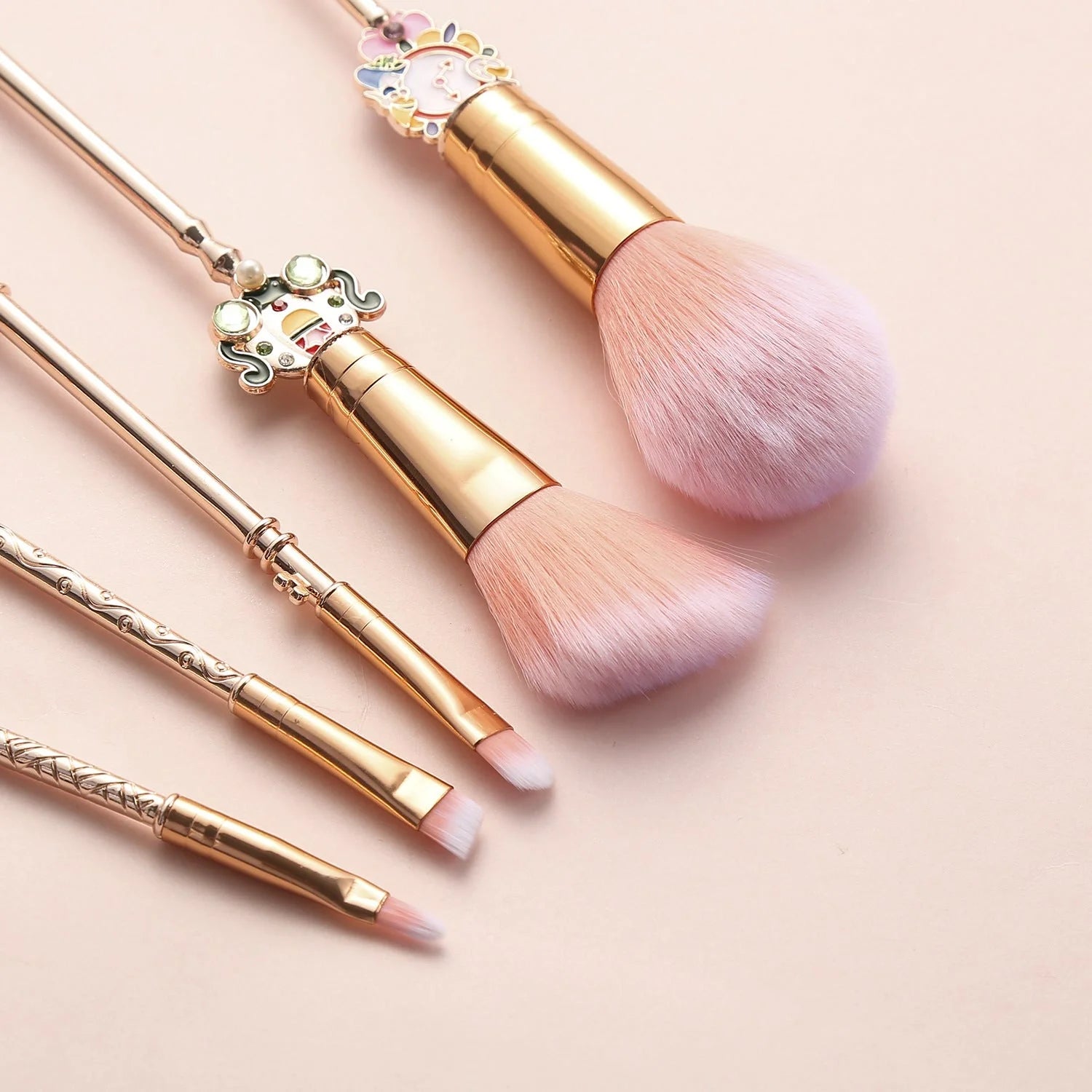Alice makeup brush in rose gold and gold options for precise makeup application