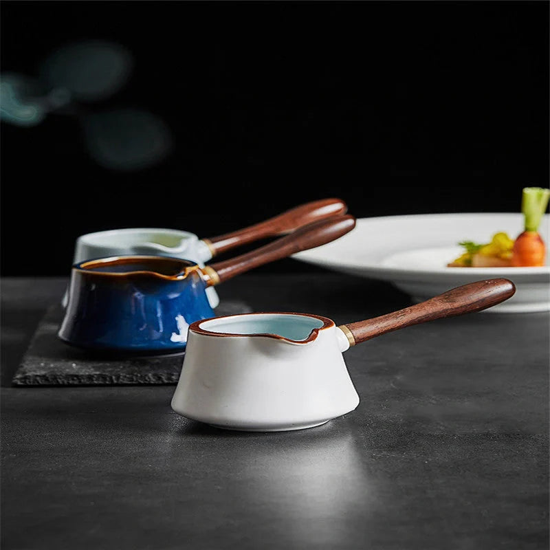 Porcelain milk jug with acacia wood handle and V-shaped spout, 200ml capacity