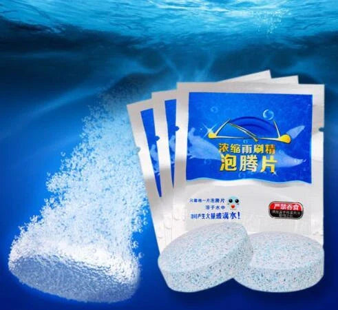 Effervescent spray cleaner for automotive glass with protective formula