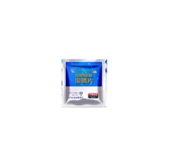 Effervescent spray cleaner for automotive glass with protective formula