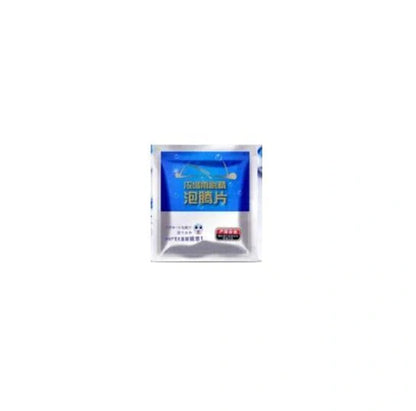 Effervescent spray cleaner for automotive glass with protective formula