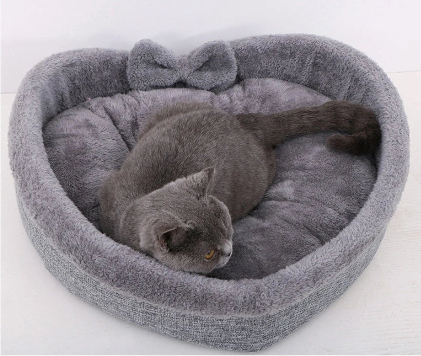 Cozy heart-shaped pet bed made of soft, plush material for comfortable sleep and relaxation for dogs and cats