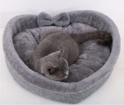 Cozy heart-shaped pet bed made of soft, plush material for comfortable sleep and relaxation for dogs and cats