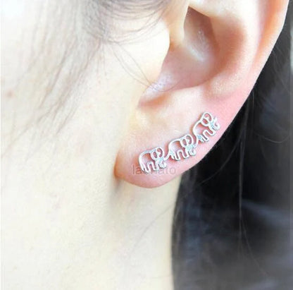 Elegant daisy stud earrings in golden and silvery colours, a timeless floral accessory for women