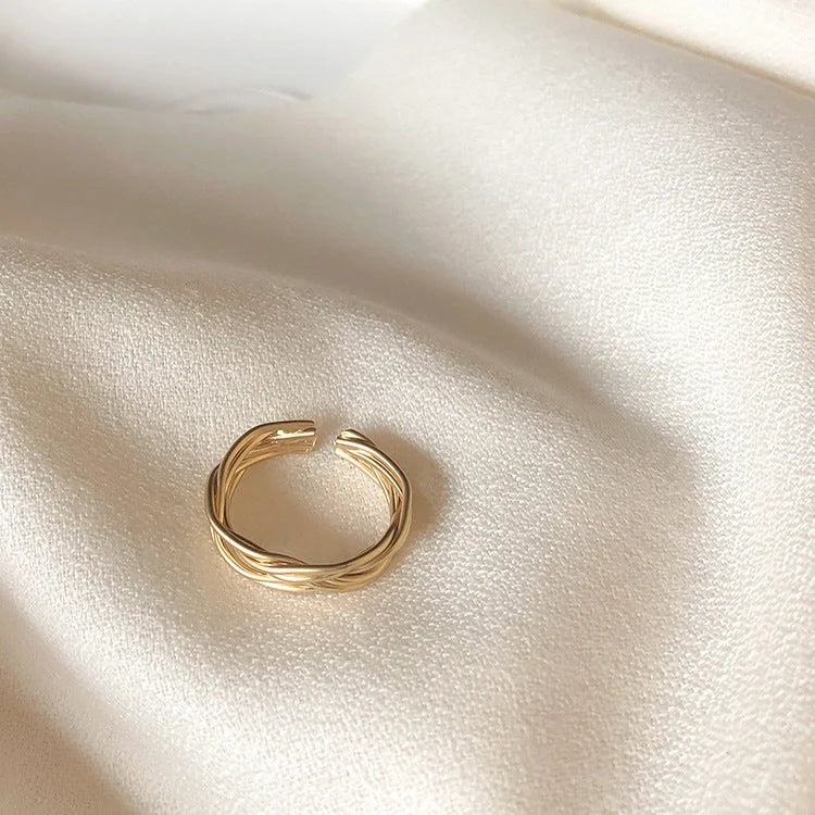 Adjustable twist metal ring with vintage geometric design in gold