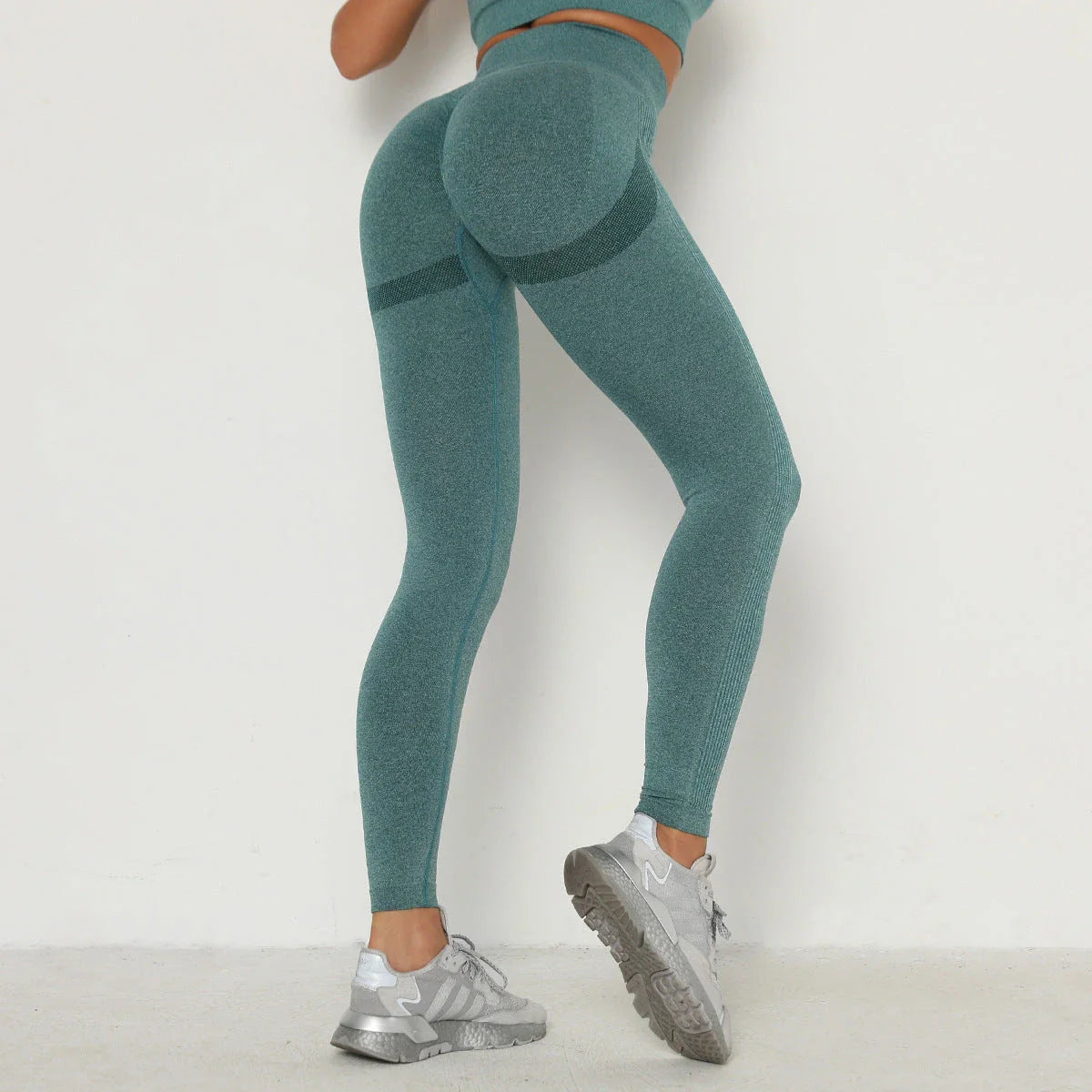 Seamless women's yoga pants in various colours and sizes, featuring hidden pockets and unique design details.