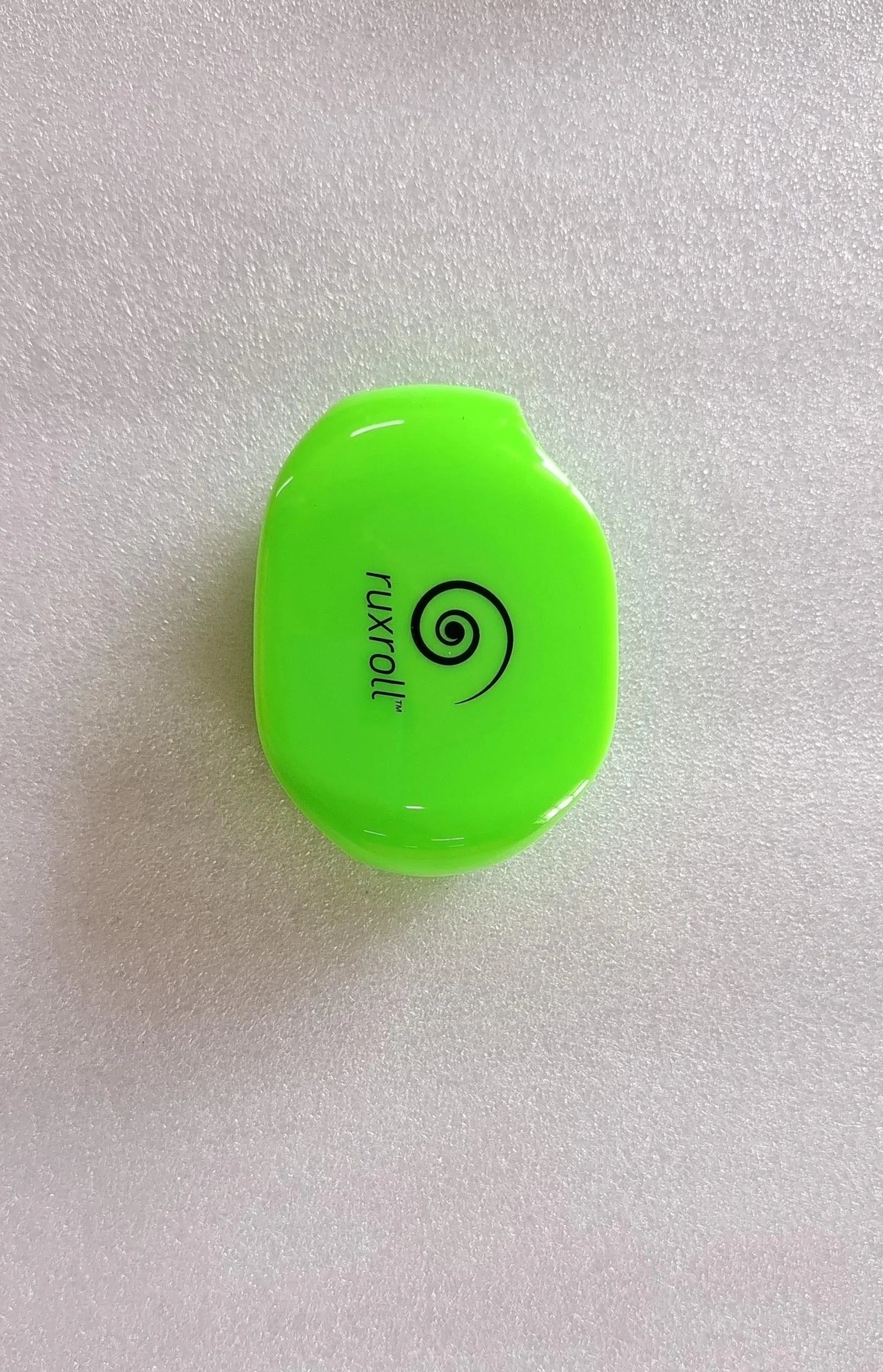 Automatic winder for earphone cable in various colors, compact and efficient