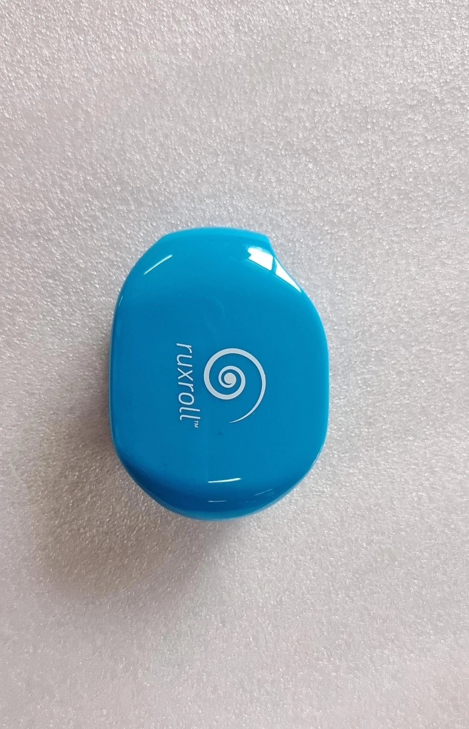Automatic winder for earphone cable in various colors, compact and efficient
