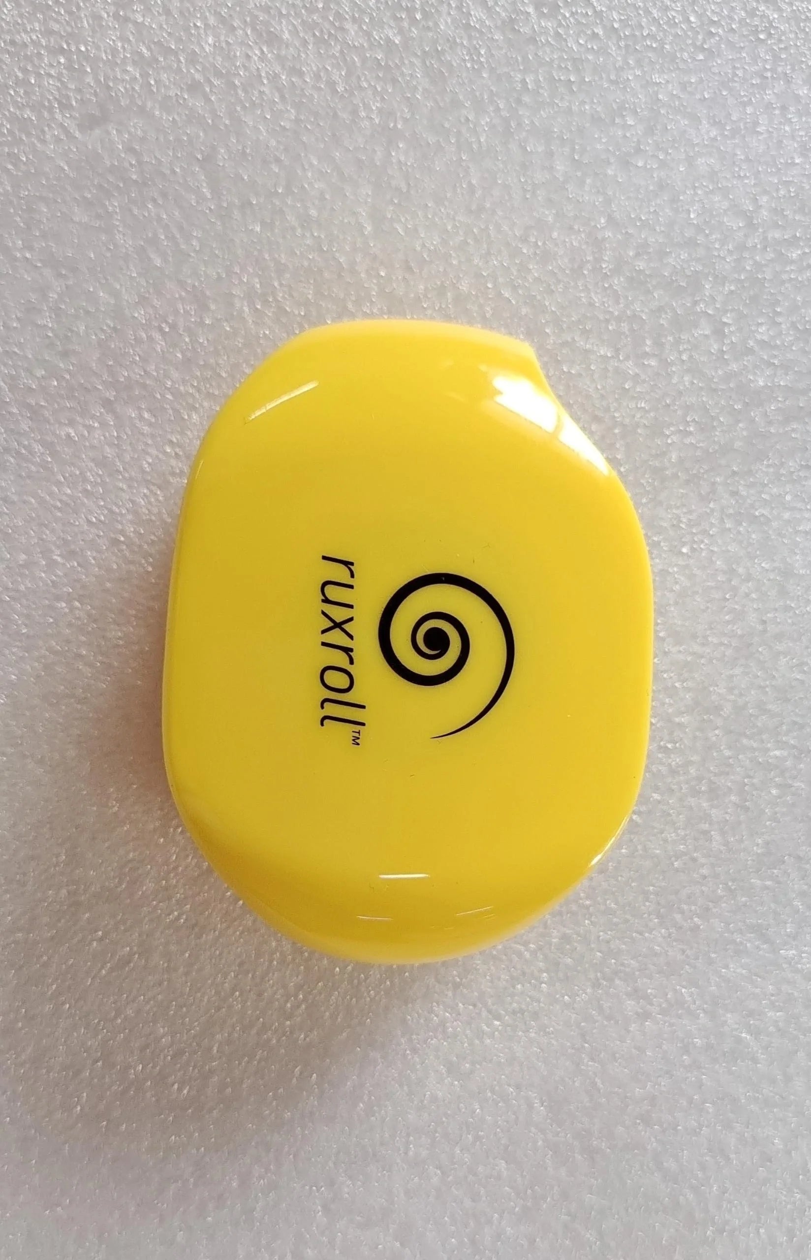 Automatic winder for earphone cable in various colors, compact and efficient