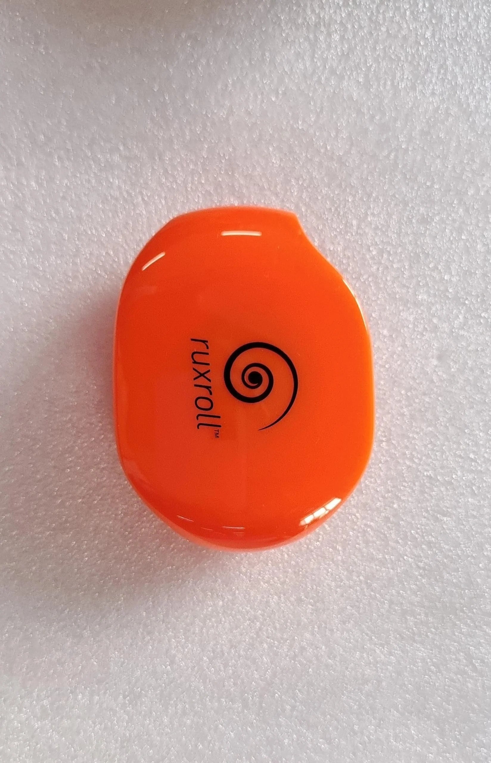 Automatic winder for earphone cable in various colors, compact and efficient