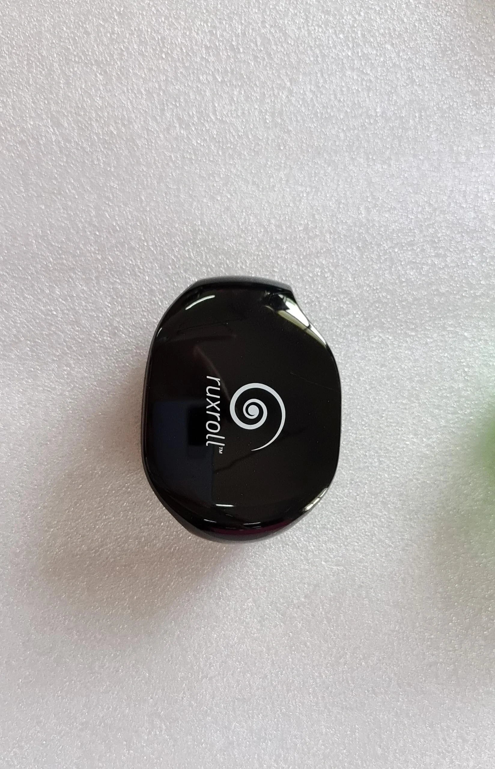 Automatic winder for earphone cable in various colors, compact and efficient