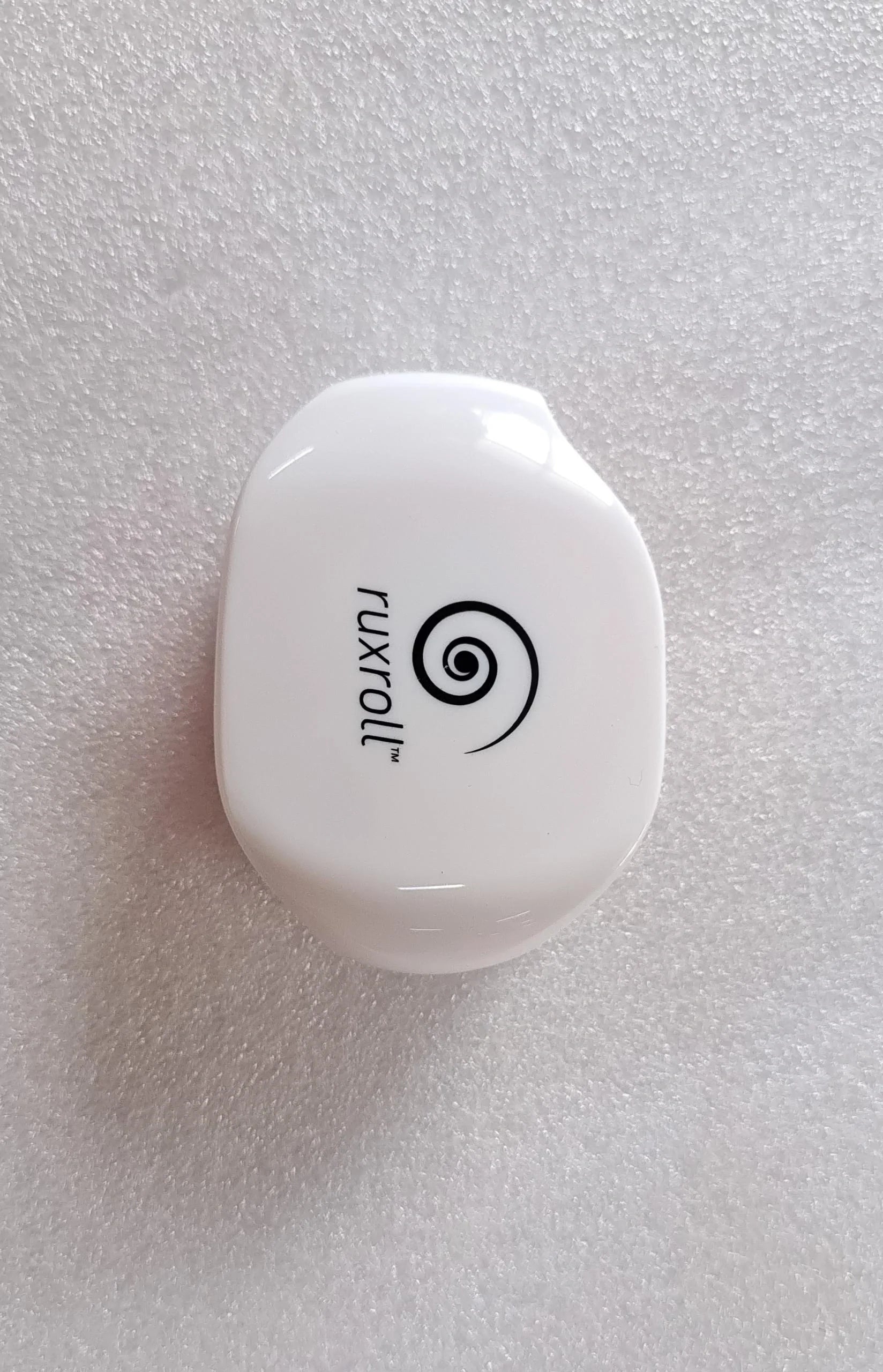 Automatic winder for earphone cable in various colors, compact and efficient